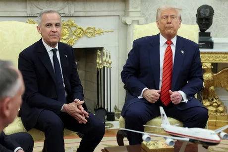 Donald Trump și Mark Carney discutând despre tensiuni comerciale.