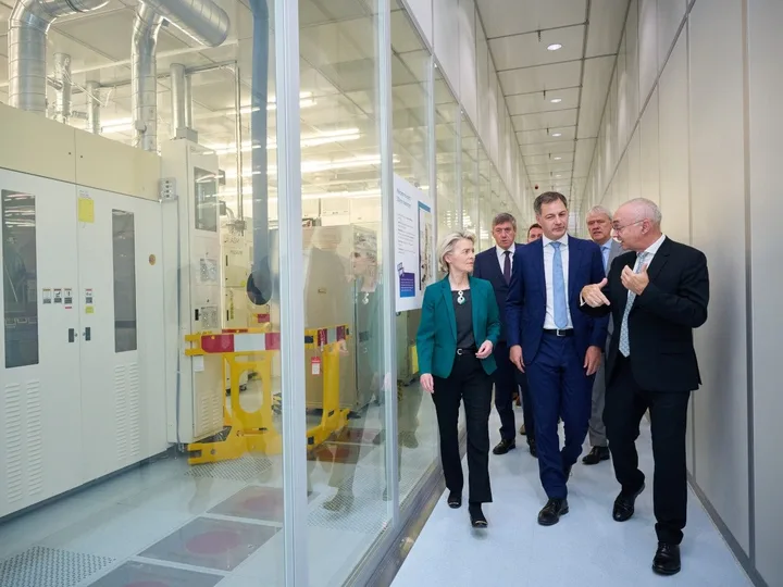 Vizită la noua linie pilot NanoIC dedicată tehnologiei avansate pentru cipuri.