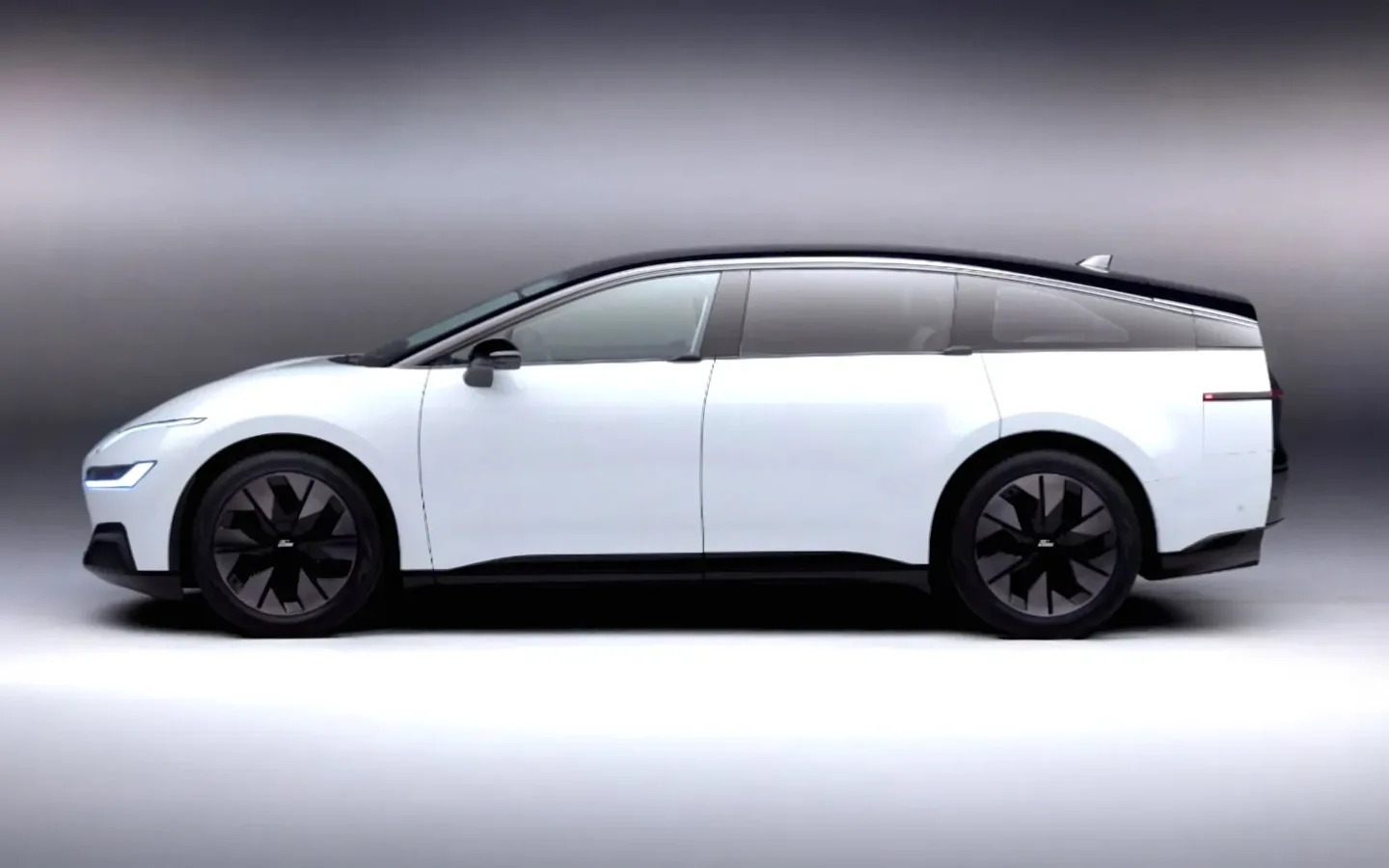 Prototip Ford electric cu design aerodinamic și caracteristici inovatoare.