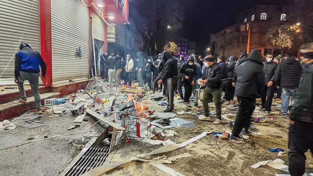 Protestatari în stradă, exprimându-și nemulțumirile și cererile de schimbare.