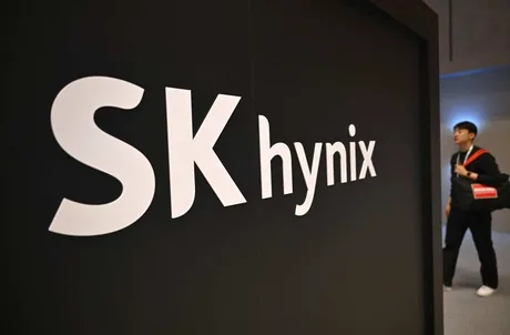 Logo SK Hynix pe un fundal întunecat, simbolizând inovația în tehnologie.