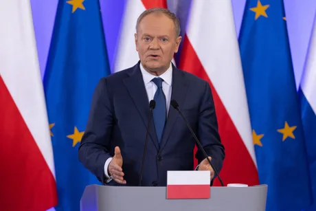 Donald Tusk discutând despre tensiunile din Orientul Mijlociu la o conferință de presă.