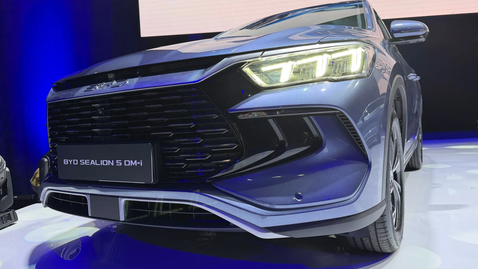 SUV-ul hibrid Sealion 5 DM-i, expus la Romexpo, București, cu design modern și specificații avansate.