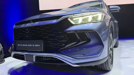 SUV-ul hibrid Sealion 5 DM-i, expus la Romexpo, București, cu design modern și specificații avansate.