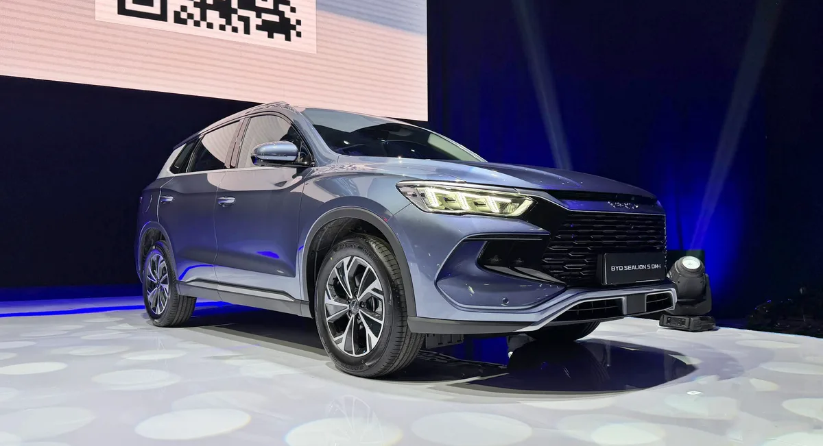 SUV-ul hibrid BYD Sealion 5 DM-i expus la Romexpo în București