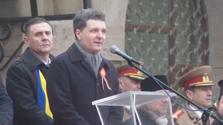 Nicușor Dan susține un discurs în fața mulțimii la Focșani.