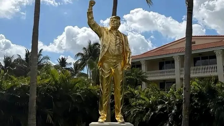Statuie aurie de mari dimensiuni a lui Donald Trump la clubul său de golf din Florida.