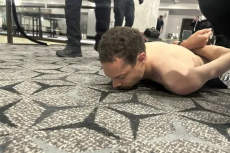 Suspect reținut pe podea după un atac armat la un eveniment oficial.