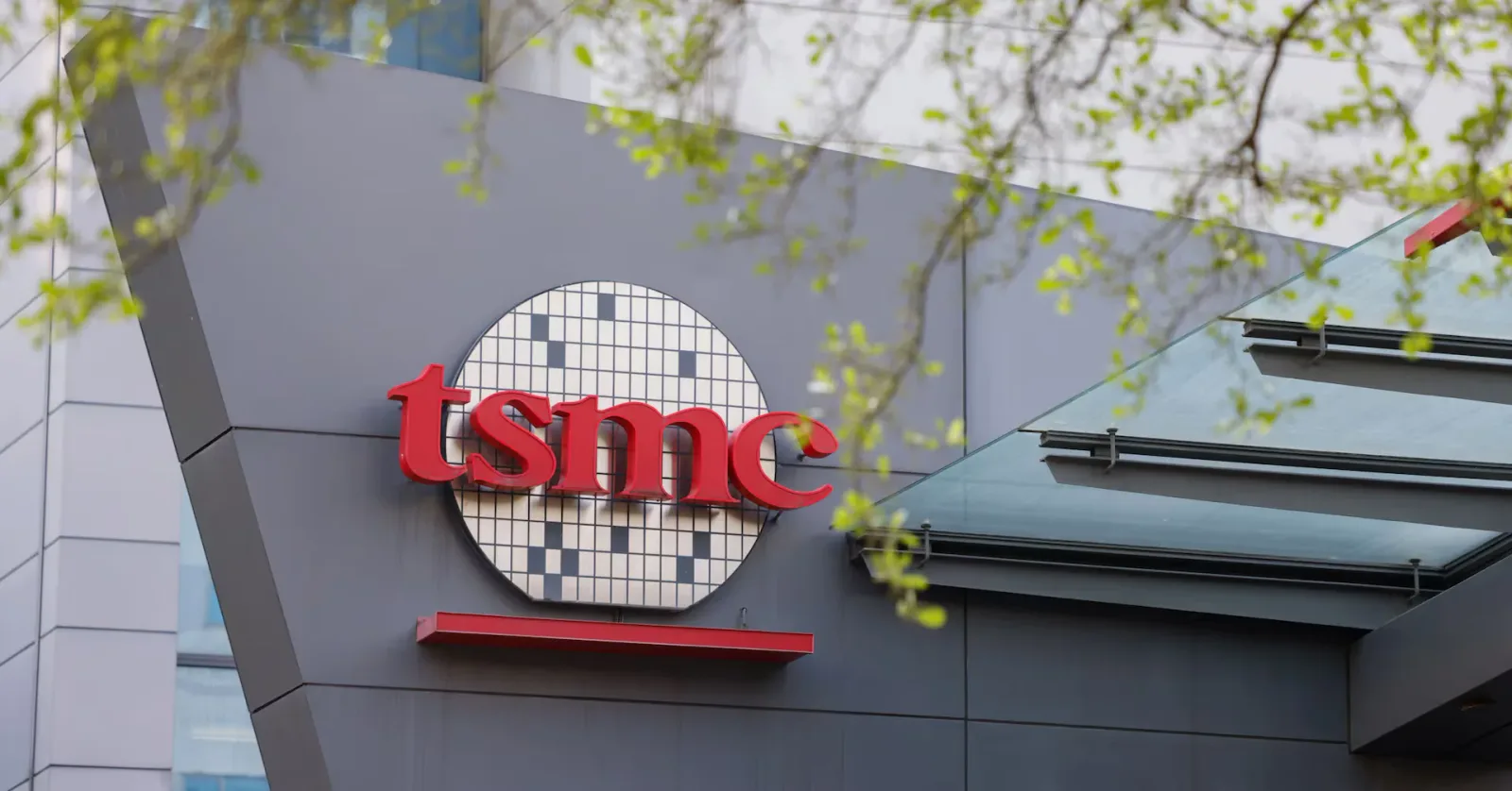 Discuții despre posibile tăieri de bonusuri la TSMC, în ciuda profitului record.