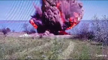 Explozie puternică pe fundalul unui peisaj natural.