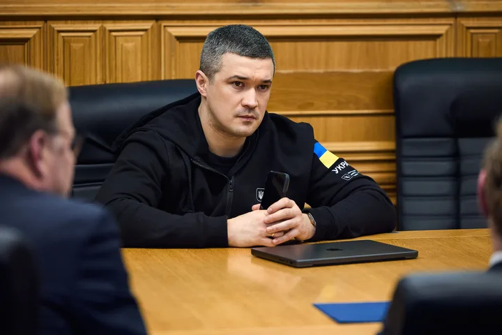 Ministrul Apărării al Ucrainei discutând despre reformele militare.