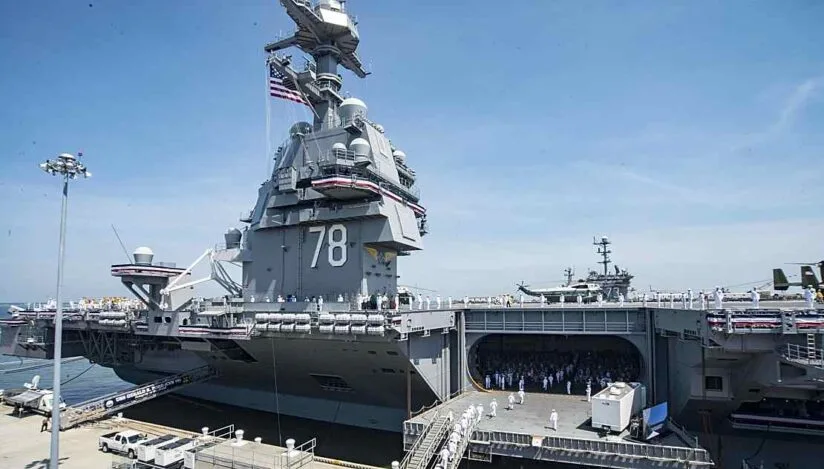 Portavionul USS Gerald Ford ancorat în portul din Split, Croația.