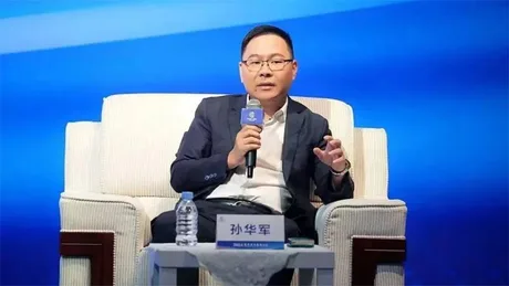 Sun Huajun discutând despre siguranța bateriilor Blade 2.0 la un eveniment tehnic.