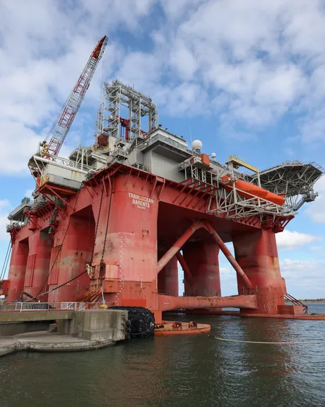 Platformă de foraj în mare, simbol al independenței energetice.