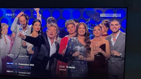 Oameni pe scenă, celebrând un eveniment televizat, cu muzică și distracție.