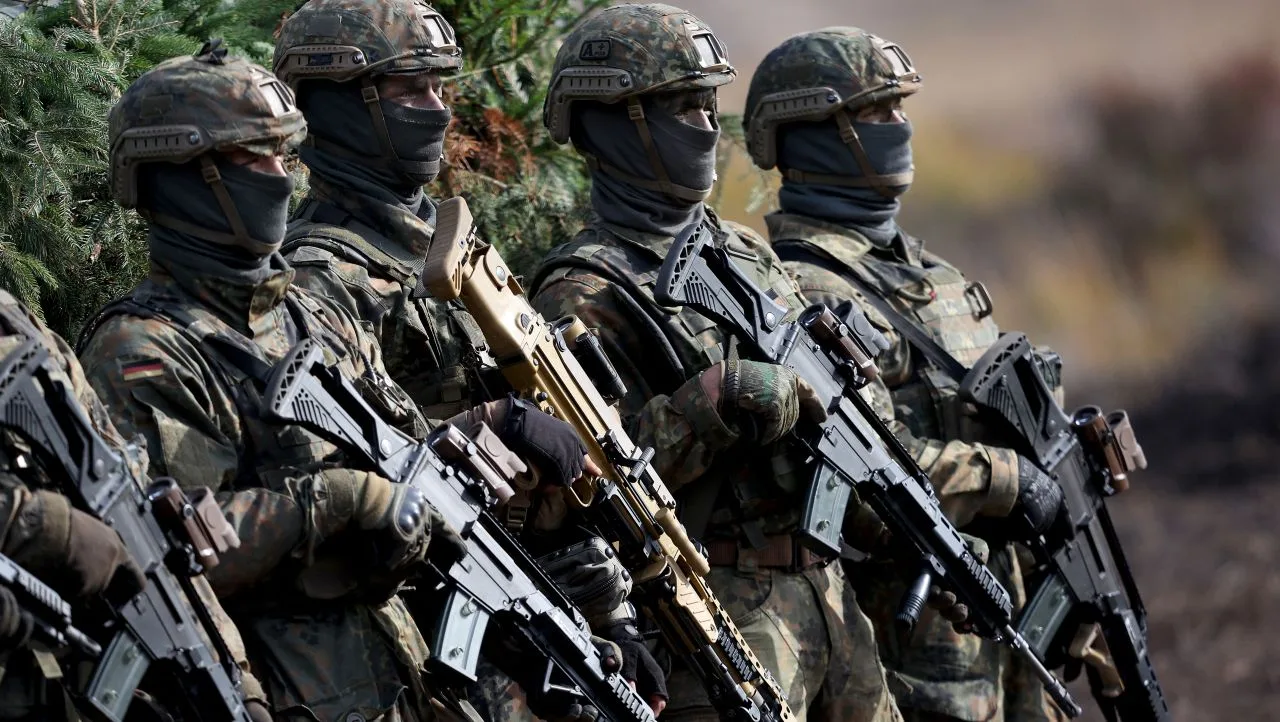 Soldați germani în echipament militar, pregătiți pentru acțiune.