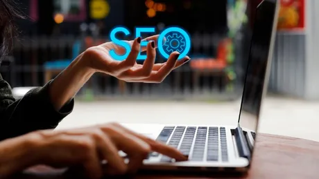 Un utilizator interacționează cu un laptop, explorând instrumente SEO inovatoare.