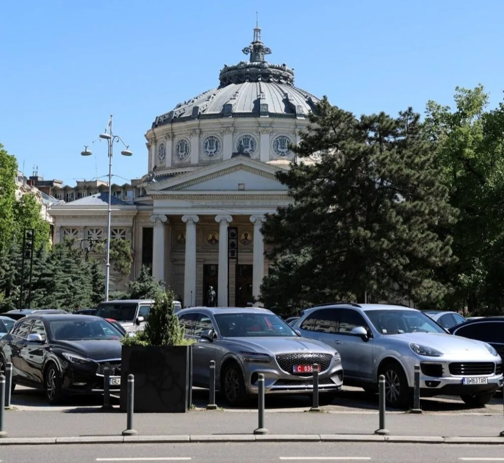 Parcări aglomerate în fața Ateneului Român din București.