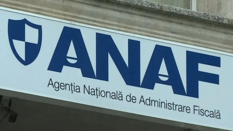 Logo-ul ANAF pe clădirea instituției, simbol al administrării fiscale.