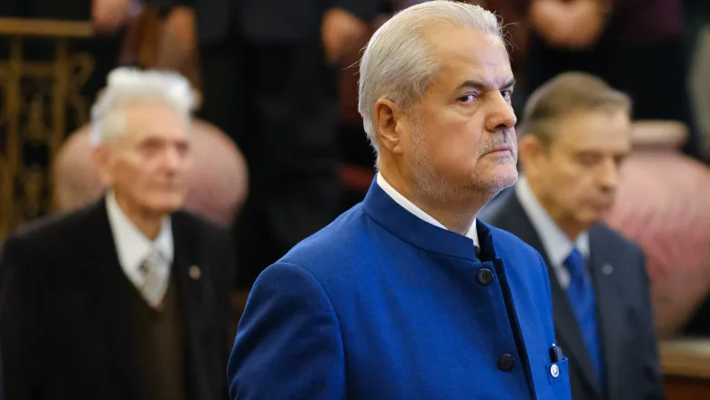 Adrian Năstase la o ceremonie oficială, cu un aer solemn și gânditor.