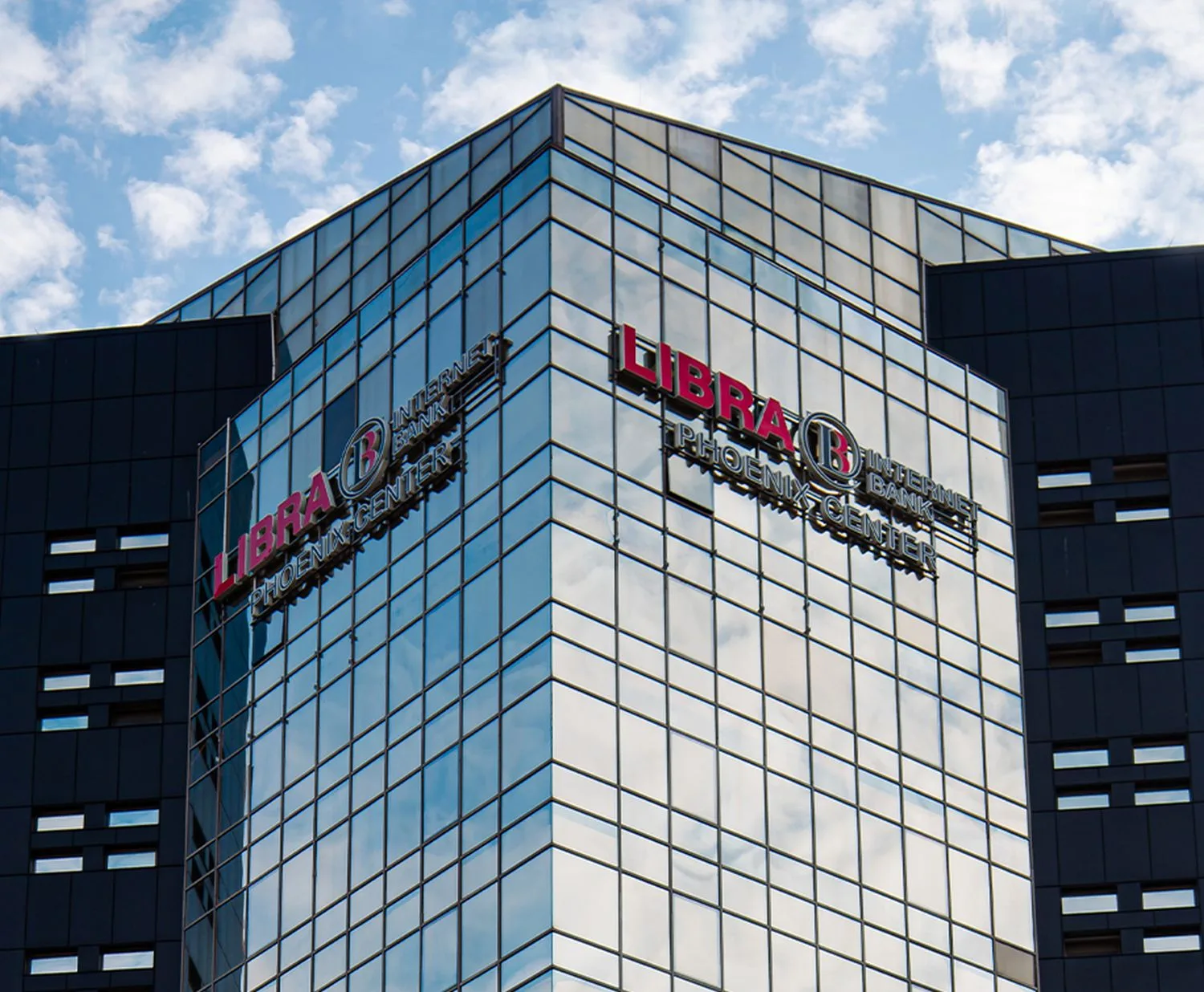 Clădirea modernă a Libra Internet Bank reflectă succesul financiar al băncii.