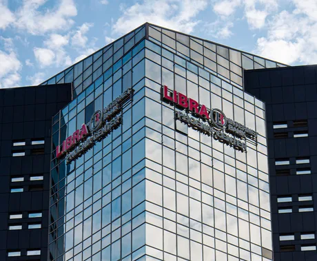 Clădirea modernă a Libra Internet Bank reflectă succesul financiar al băncii.