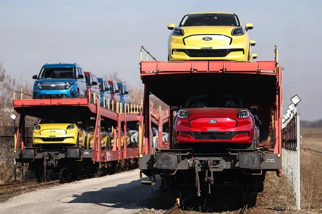 Mașini electrice transportate pe platforme feroviare, evidențiind programul Rabla 2026.