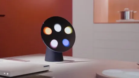 Dispozitiv circular cu ecran interactiv, promițând o experiență personalizată în casa inteligentă.