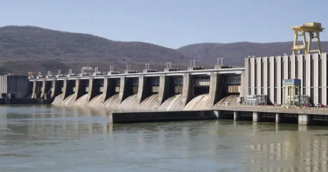 Barajul Hidroelectrica reflectă inovația în producția de energie verde.