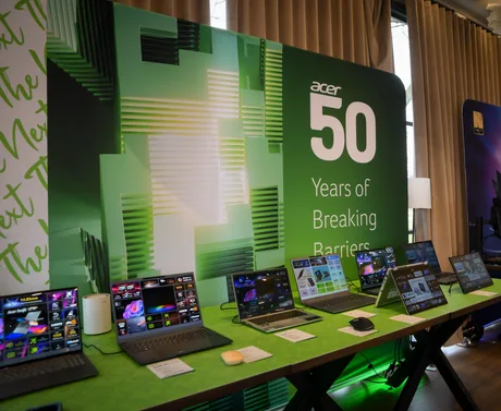 Expoziție dedicată aniversării Acer, cu laptopuri și soluții tehnologice inovatoare.