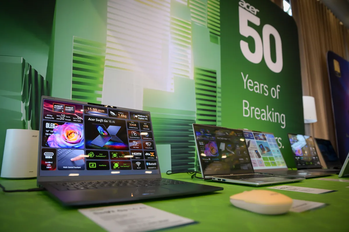 Produse Acer prezentate pe un fundal verde vibrant.