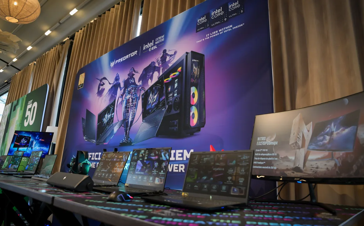 Laptopuri și monitoare Acer expuse la evenimentul aniversar de 50 de ani.