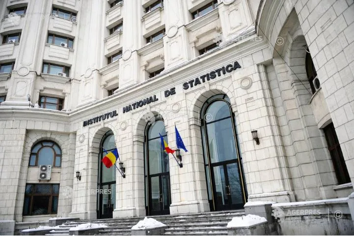 Clădirea Institutului Național de Statistică din România, cu drapelul național.