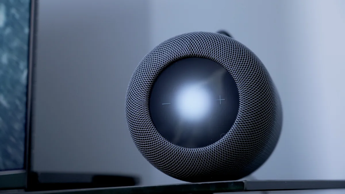 Dispozitiv inteligent cu design modern, pregătit pentru locuințe inteligente.