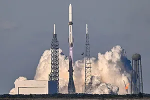 Rachetă pregătită pentru lansare, înconjurată de nori de fum.