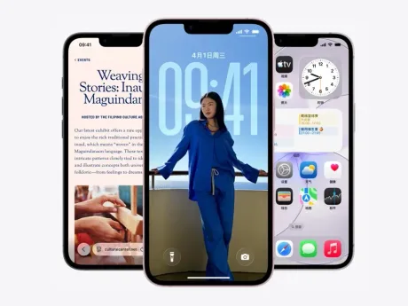 Ecranul iPhone 17e cu aplicații deschise și un utilizator în prim-plan.