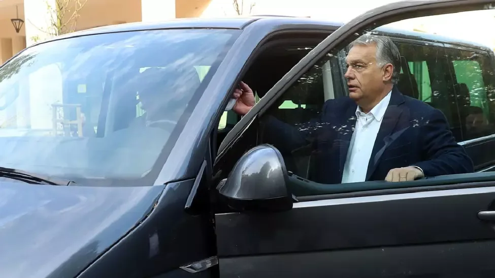 Viktor Orbán intrând într-o mașină blindată, măsură de securitate recentă.