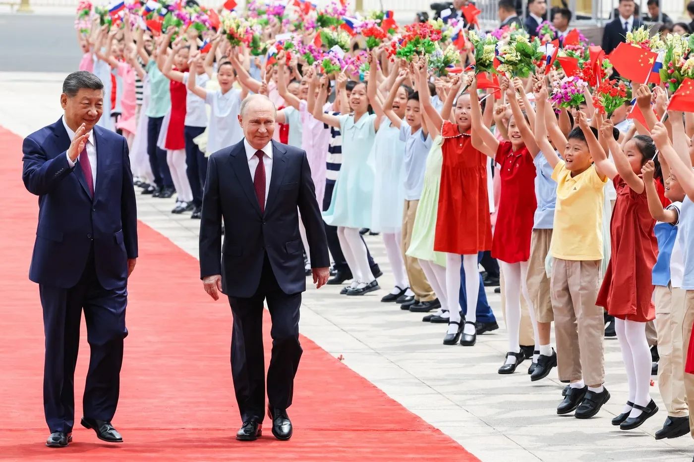 Xi Jinping și Vladimir Putin la Beijing, întâmpinați de copii cu flori.