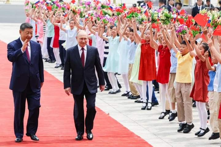 Xi Jinping și Vladimir Putin la Beijing, întâmpinați de copii cu flori.