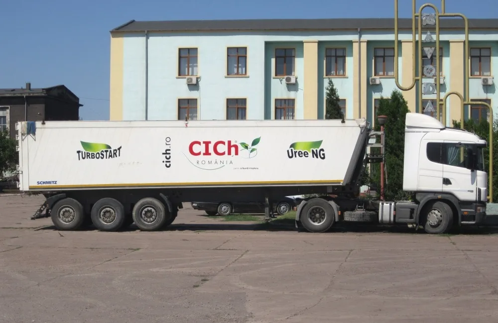 Camion de transport îngrășăminte chimice la combinatul din Năvodari.