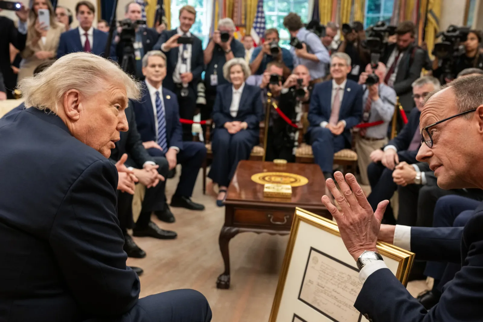 Friedrich Merz discutând cu Donald Trump în biroul oval.