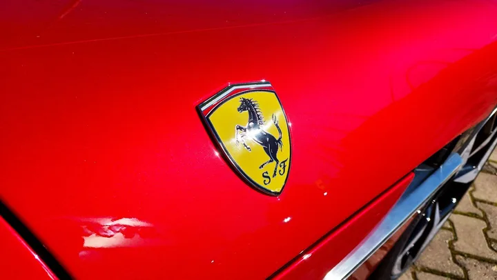 Logo-ul unei mașini de lux, simbol al performanței și eleganței.