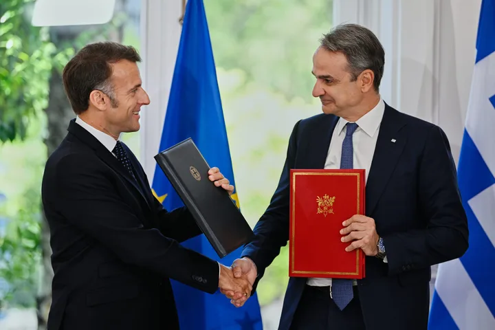 Emmanuel Macron și Kyriakos Mitsotakis semnează acorduri de apărare la Atena.