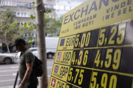 Curs valutar afișat pe un panou, cu valori pentru euro și dolari.