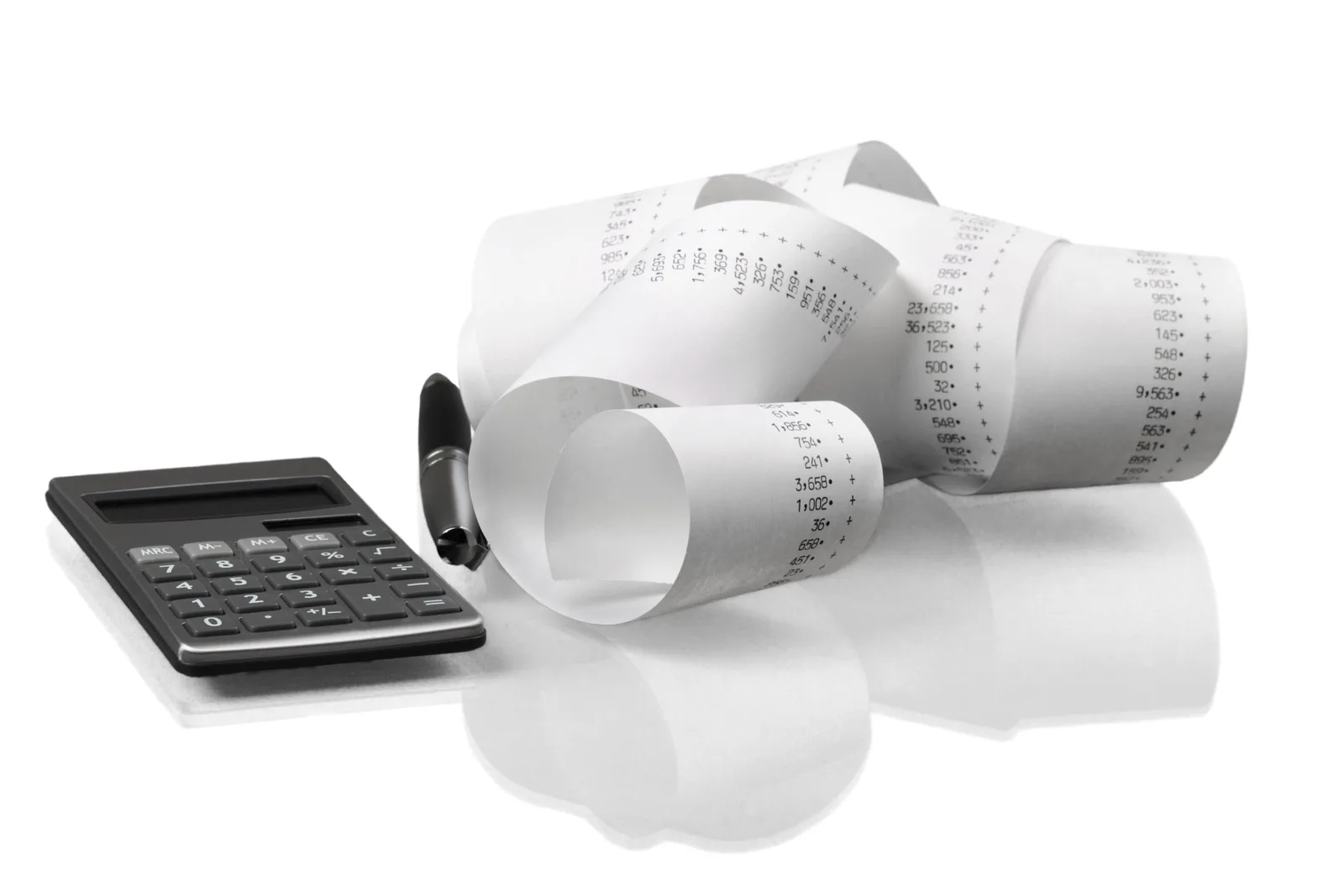 Bonuri fiscale și un calculator pe un fundal alb.