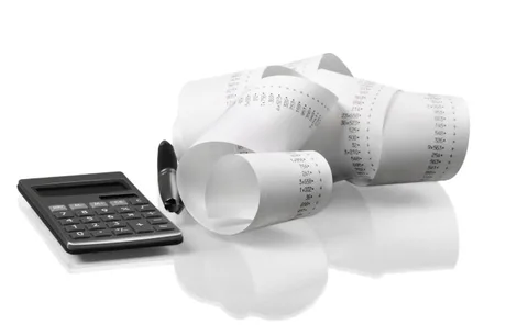 Bonuri fiscale și un calculator pe un fundal alb.