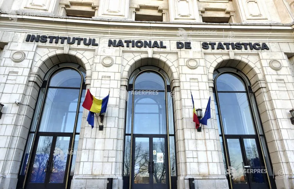 Clădirea Institutului Național de Statistică din România, cu drapelul național.