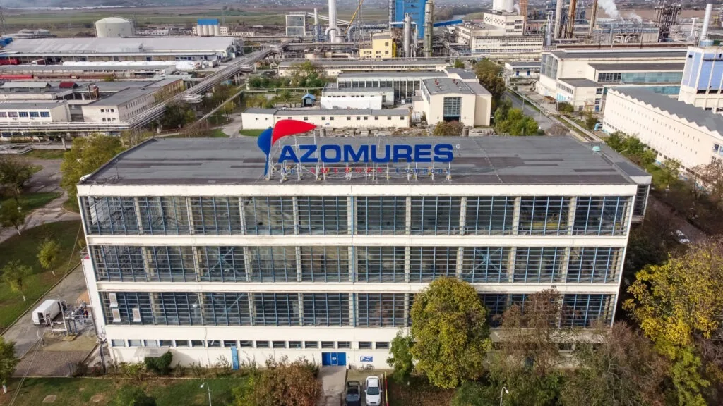 Clădirea combinatului chimic Azomureș din Târgu Mureș, cu logo-ul vizibil.