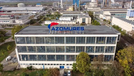 Clădirea combinatului chimic Azomureș din Târgu Mureș, cu logo-ul vizibil.