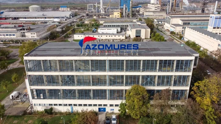 Clădirea combinatului chimic Azomureș din Târgu Mureș, cu logo-ul vizibil.